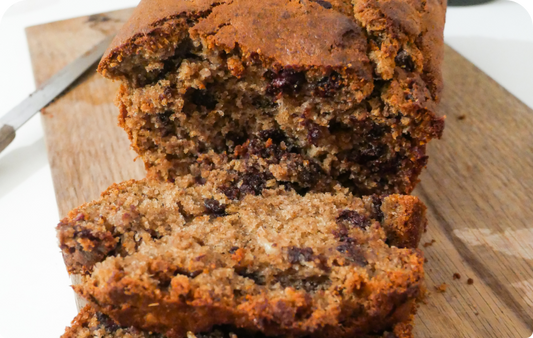 Banana bread à la farine de drêche, aux pépites de chocolat et à la banane