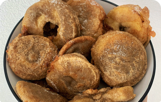 Beignets aux pommes et à la farine de drêche dans une assiette et cuites à la poêle