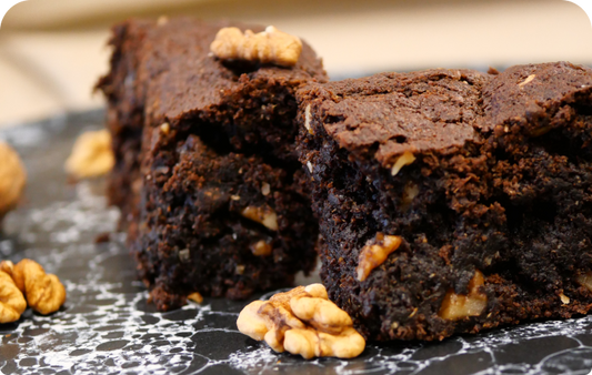 Brownies à la farine de drêche brune, au chocolat et aux fruits secs.