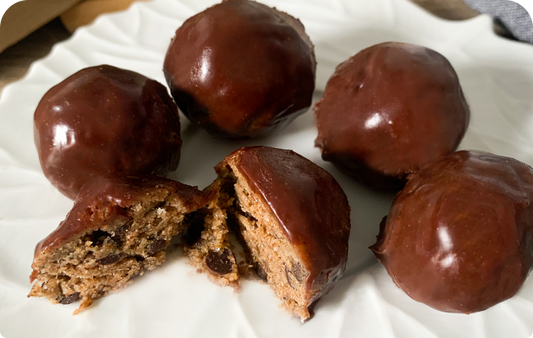 Cookie dough en boules enrobées de chocolat glacée