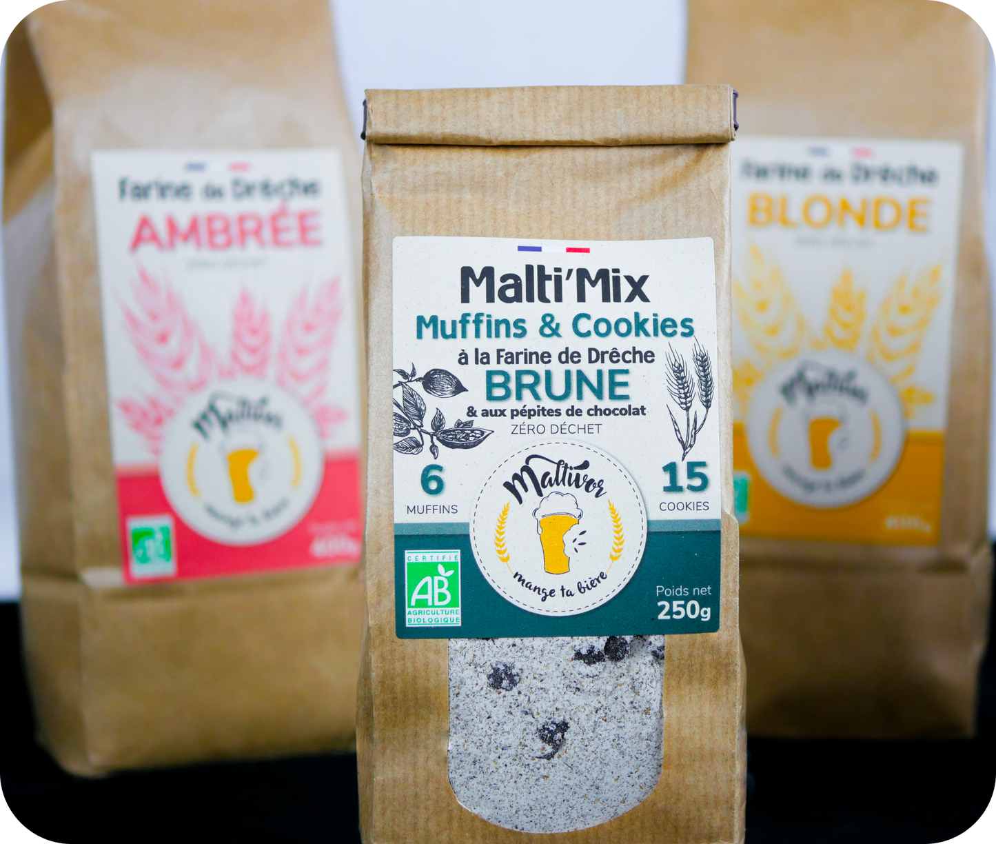 Sachet de Malti’Mix pour Muffins & Cookies Maltivor entouré de sachets de farine de drêche ambrée maltivor et de farine de drêche blonde maltivor