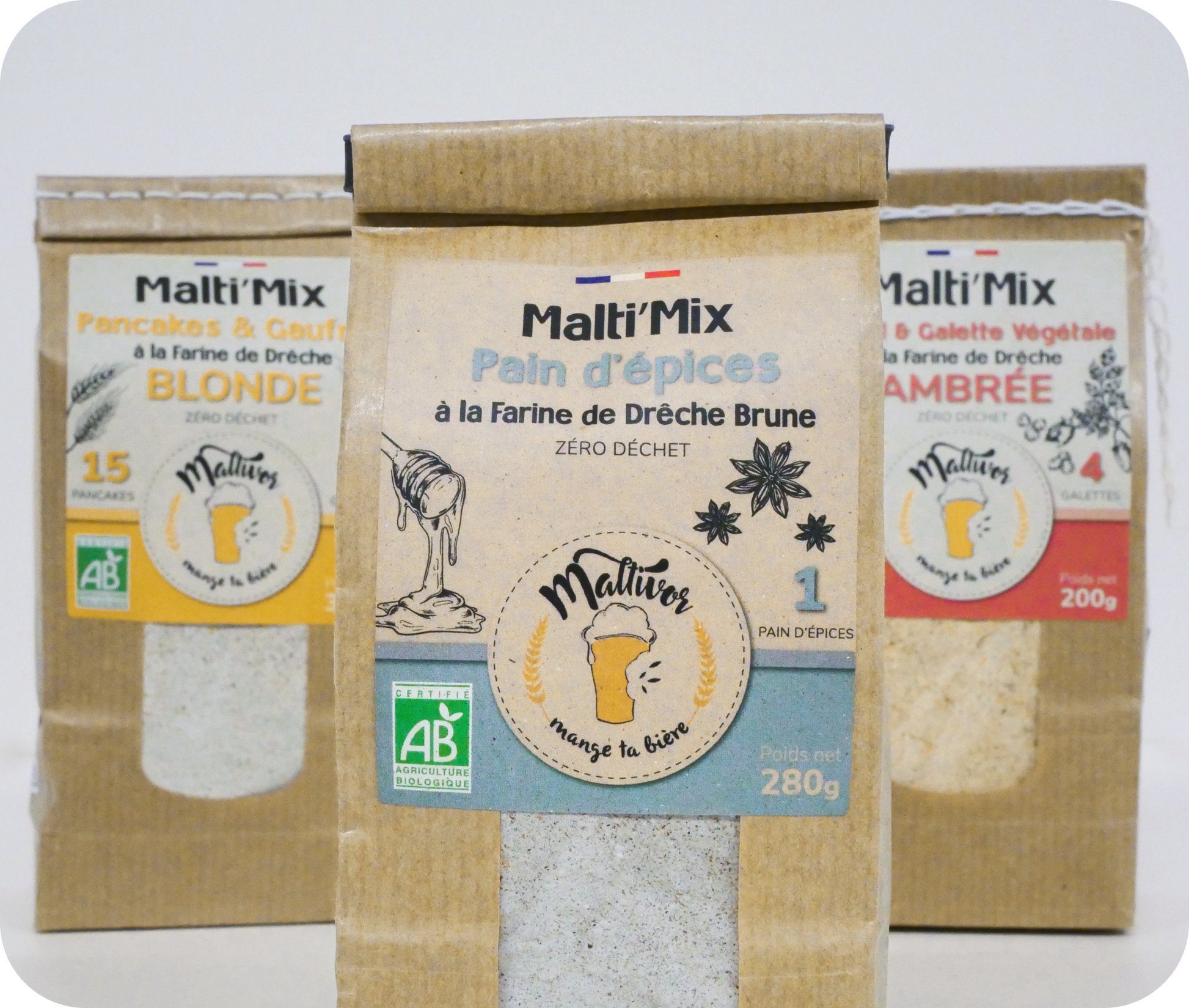 Sachet de Malti’Mix pour pain d'épices à la farine de drêche de bière brune Maltivor entouré de sachets de Malti'Mix pour pancakes & gaufres et de Malti'Mix pour Falafel & Galette végétale maltivor