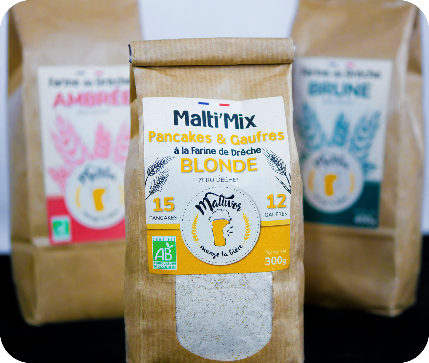 Sachet de Malti’Mix pour Pancakes & Gaufres Maltivor entouré de sachets de farine de drêche ambrée maltivor et de farine de drêche brune maltivor